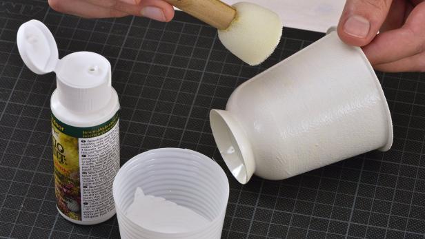 Basteltipp Nummer 1: Die Plastikbecher-Vase Wer sich immer schon gefragt hat, wie man Blumen in der Küche unterbringt und dabei noch recycelt, sollte schnell seine alten Joghurtbecher aus dem Müll holen.