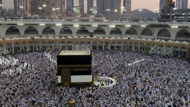 Ziel der Pilgerfahrt: Die Kaaba, das &quot;Haus Gottes&quot; in der großen Moschee in Mekka
