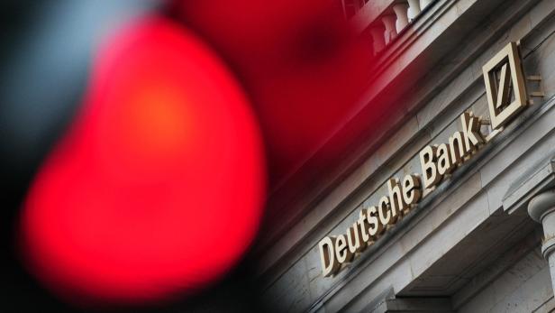 Die Fassade der Deutschen Bank mit rotem Lichteffekt.