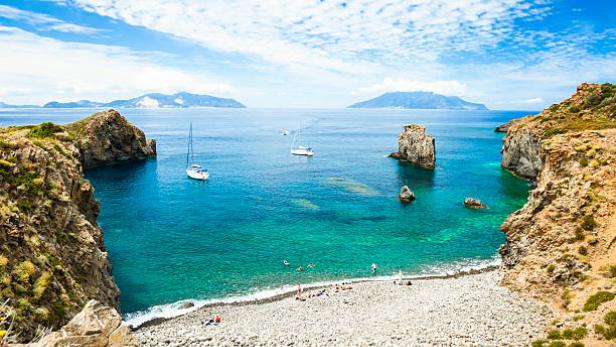 Blick von der italienischen Insel Panarea aufs Meer