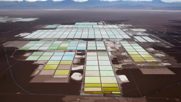 Lithium-Gewinnung in der Atacama-Wüste in Chile. Weltweit haben die Investitionen in Lithium 2022 um 90 Prozent zugenommen.