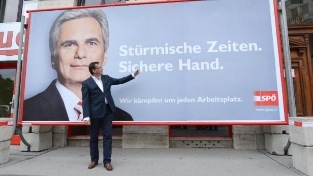 APA13405312-2 - 26062013 - WIEN - ÖSTERREICH: ZU APA-TEXT II - Wahlkampf-Leiter Norbert Darabos (SPÖ) am Mittwoch, 26. Juni 2013, anl. der Präsentation der SPÖ-Plakatkampagne vor der SPÖ Bundesgeschäftsstelle in Wien. APA-FOTO: HELMUT FOHRINGER