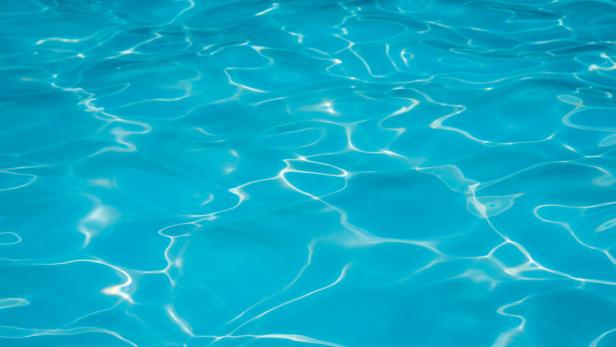 Dreijährige trieb reglos in Tiroler Schwimmbad: Von Vater gerettet