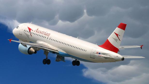 Ein Flugzeug der Austrian Airlines steigt vor blauem Himmel auf.