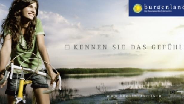 Eine junge Frau fährt mit dem Fahrrad in der Natur am See.