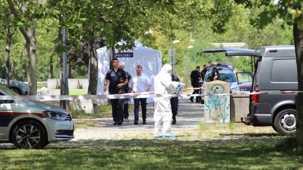 Leiche auf Parkbank identifiziert: Neue Spuren und Suche nach Zeugen