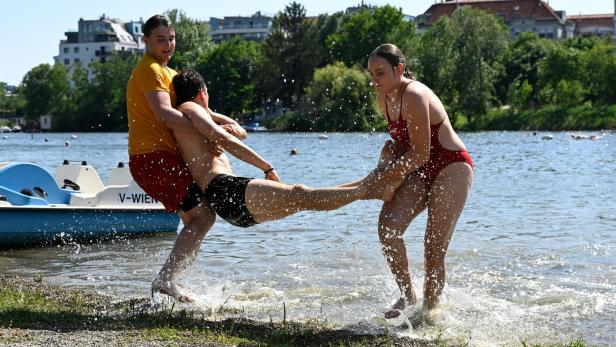 Übung der Wasserrettung zur sicheren Bergung eines Ertrinkenden.