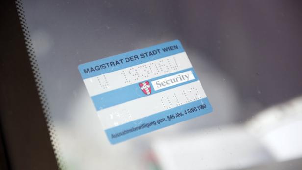 Eine Ausnahmegenehmigung des Magistrats der Stadt Wien für Sicherheitsdienste klebt an einer Windschutzscheibe.