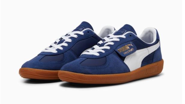 Zwei blaue Puma Palermo-Sneaker mit weißen Schnürsenkeln und Sohlen in Gummioptik.
