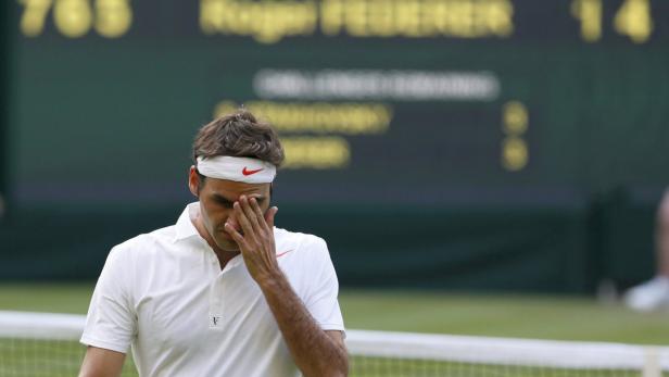 Roger Federer of Switzerland reacts during his men&#039;s singles tennis match against Sergiy Stakhovsky of Ukraine at the Wimbledon Tennis Championships, in London June 26, 2013. REUTERS/Stefan Wermuth (BRITAIN - Tags: SPORT TENNIS)