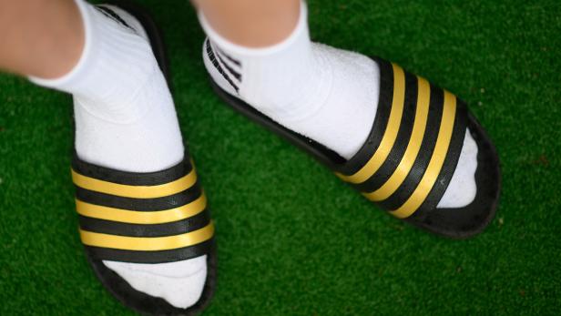 Adiletten mit Socken