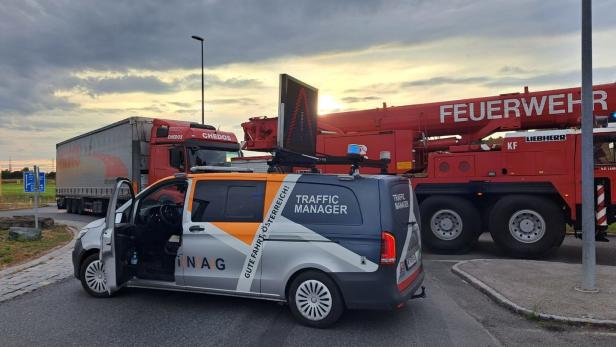 23 Tonnen Ladegut durchbrachen auf S1 Bordwand von Lkw