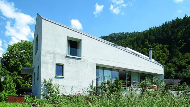 An die bergige Umgebung erinnert der Neubau aus Misaporbeton in Graubünden.