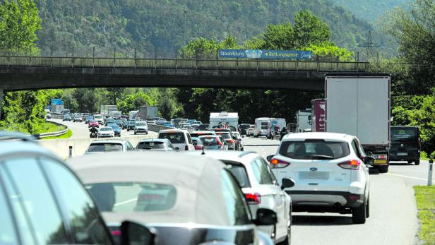 ++ THEMENBILD ++ TIROL: PFINGSTVERKEHR/STAU/VERKEHR/PFINGSTEN