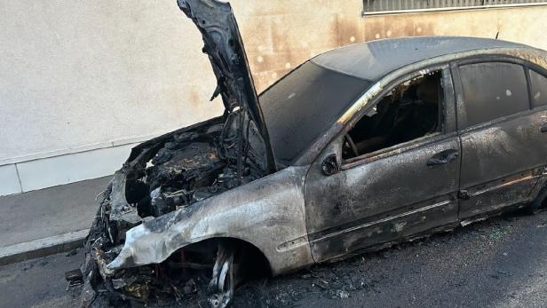 Auto stand während der Fahrt plötzlich in Flammen, Ursache unklar
