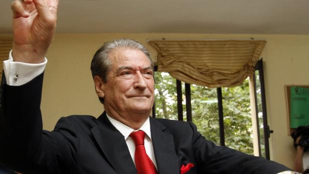 Sali Berisha mit erhobener Hand bei einer Veranstaltung.