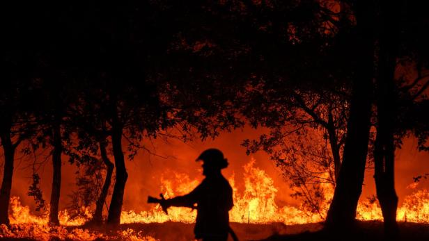 FILES-FRANCE-ENVIRONMENT-CLIMATE-FIREFIGHTER