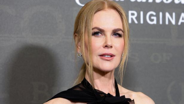 Kontroverse um Outfit: Nicole Kidman verteidigt knappe Schulmädchen-Uniform