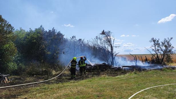 Brand des Holzstoßes drohte auf benachbartes Feld umzuspringen