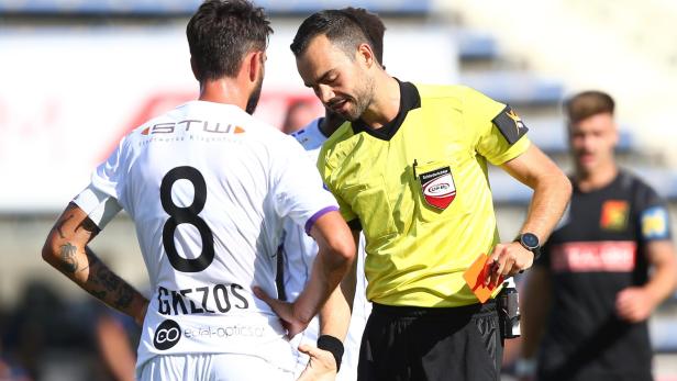 Der Schiedsrichter zeigt einem Spieler im Spiel FC Flyeralarm Admira gegen SK Austria Klagenfurt die Rote Karte.