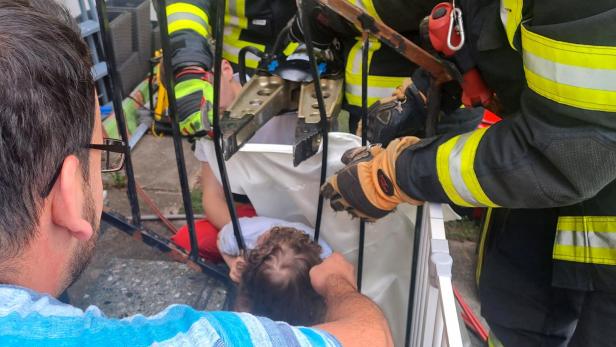 Feuerwehreinsatz in NÖ: Kleinkind steckte in Geländer fest