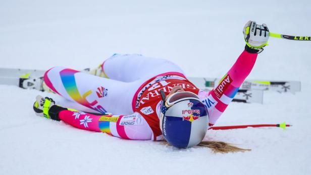 Großes Comeback Lindsey Vonn ist zurück. Nicht nur mit dabei, sondern gleich wieder auf der gewohnten Position: in der Mitte des Siegespodests. Die 30-jährige Schneekönigin aus den USA siegte bei ihrer zweiten Abfahrt nach der zwölfmonatigen Verletzungspause (Anm.: zwei Kreuzbandrisse) und überraschte damit nicht nur Konkurrenz und Kritiker.