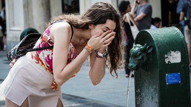 Abkühlung, wo immer sie in Italiens Städten zu finden ist