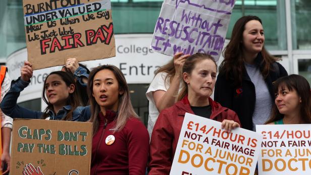 Wieso England den längsten Ärztestreik in der Geschichte der NHS erlebt