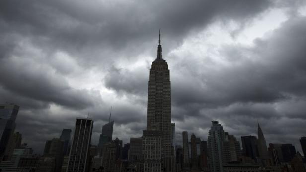 Storm clouds pass over the top of the Empire State Building in New York, June 13, 2013. A severe storm system sweeping the U.S. East Coast on Thursday delayed flights and threatened to snarl work commutes a day after causing several tornadoes, damaging hail and high winds across the upper Midwest. REUTERS/Lucas Jackson (UNITED STATES - Tags: ENVIRONMENT CITYSCAPE TPX IMAGES OF THE DAY)