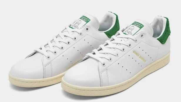 Zwei weiße Adidas Stan Smith-Sneaker mit Homer Simpson-Details.