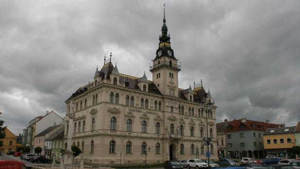Das Rathaus und Sparkasse in Laa an der Thaya unter bewölktem Himmel.