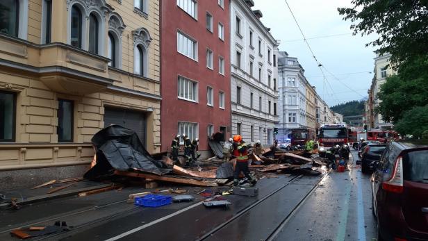 In Innsbruck hat der Sturm das Dach von einem Haus heruntergerissen. Es schlug in der Andreas-Hofer-Straße auf