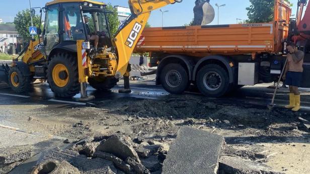 Ein Wasserrohrbruch verschlimmerte am Montag die Verkehrssituation in Oberwart.