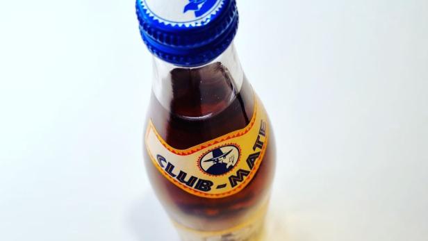 Eine Flasche Club-Mate auf einem weißen Hintergrund.