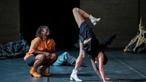 Mathilde Monnier/ Otto Productions: BLACK LIGHTS