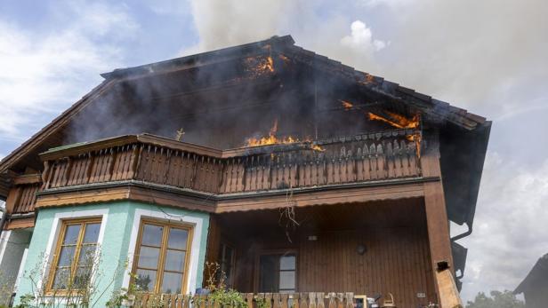 Dachstuhlbrand löste fordernden Großeinsatz in Krems aus