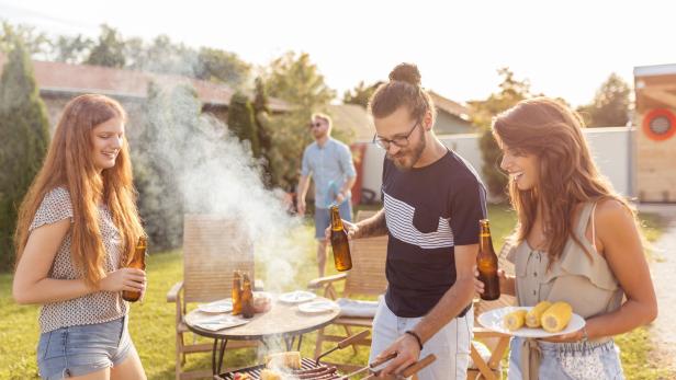 Ein Nachbar verwandelt seinen Garten in eine Partyzone, was tun?