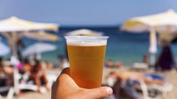 In Sunny Beach lassen besoffene Engländer die Hose runter
