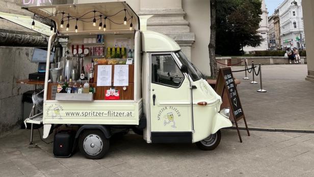 Ein „Spritzer Flitzer“-Verkaufsstand vor der Karlskirche in Wien.