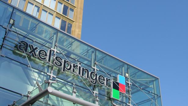 Der Eingang zum Axel-Springer-Gebäude in Berlin an einem sonnigen Tag.