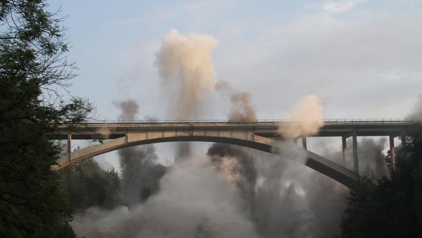 Traunbrücke bei Steyrermühl wird gesprengt