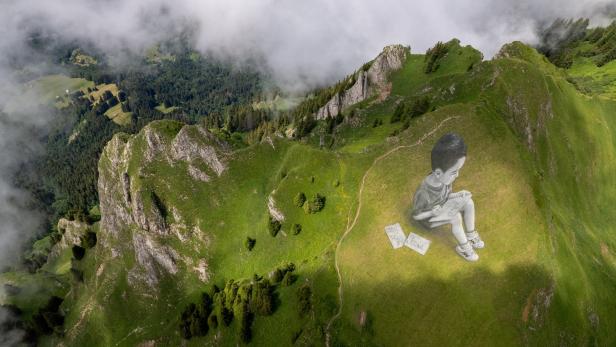 Schweiz: Künstler zeigt, wie Berghänge zu Leinwänden werden
