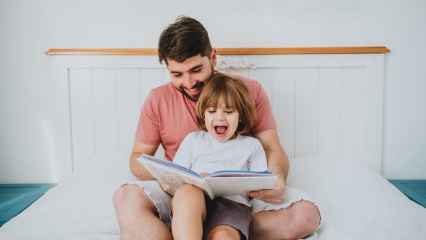 Gemeinsames Lesen: Das schafft Nähe und Beziehung – und verankert Bücher im Leben von Kindern.