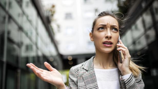 Unzufriedene Geschäftsfrau telefoniert.