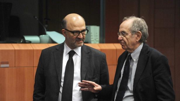 Zwei Männer in Anzügen unterhalten sich.