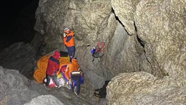 Transport unmöglich: Bergretter blieben über Nacht bei Verletztem