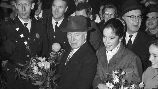 Charlie-Chaplin-at-the-airport-with-his-16-year-old-daughter-Josephine