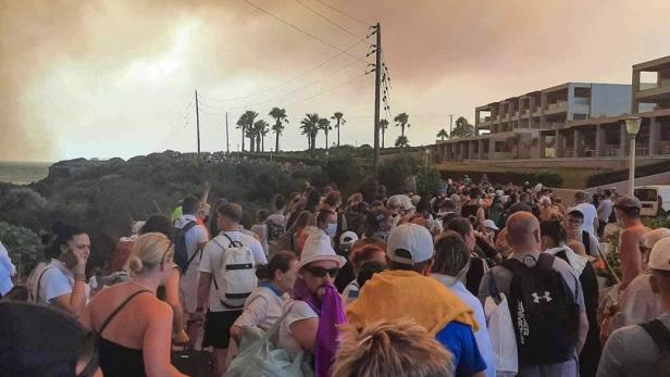  30.000 Menschen vor Waldbrand auf Rhodos in Sicherheit gebracht