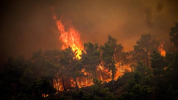 Das Flammenmeer in Rhodos ist noch nicht im Griff.