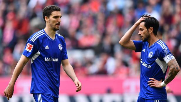 Zwei enttäuschte Schalke 04 Spieler während eines Bundesligaspiels.